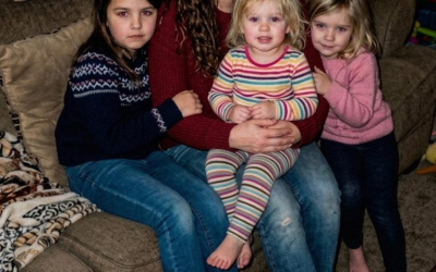 Ho cresciuto le tre figlie orfane di mio fratello per 15 anni – la settimana scorsa mi ha dato una busta sigillata che non avrei dovuto aprire davanti a loro