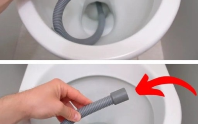 Trucco con un tubo flessibile per sturare il water