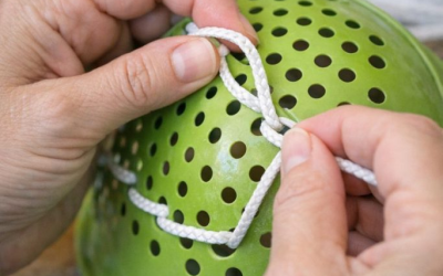 Una donna intreccia scolapasta di plastica comprati in un negozio a basso costo con una corda. Questa idea è improvvisamente ovunque.