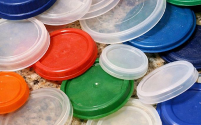 Non buttate via subito quei coperchi di plastica spaiati. Ecco 10 modi intelligenti per riutilizzarli.